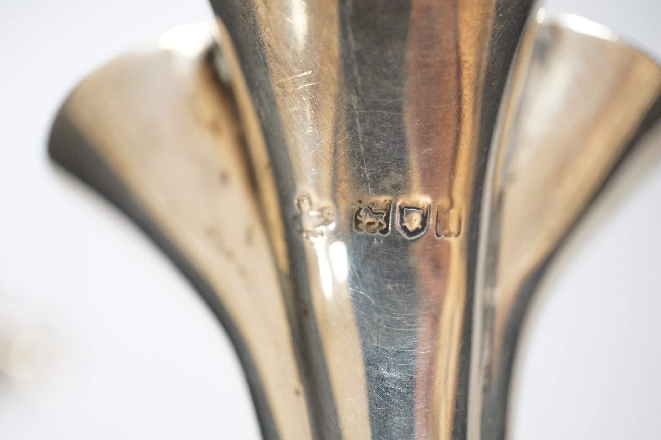 A pair of Edwardian silver posy vases, London, 1906, 16.8cm, weighted.